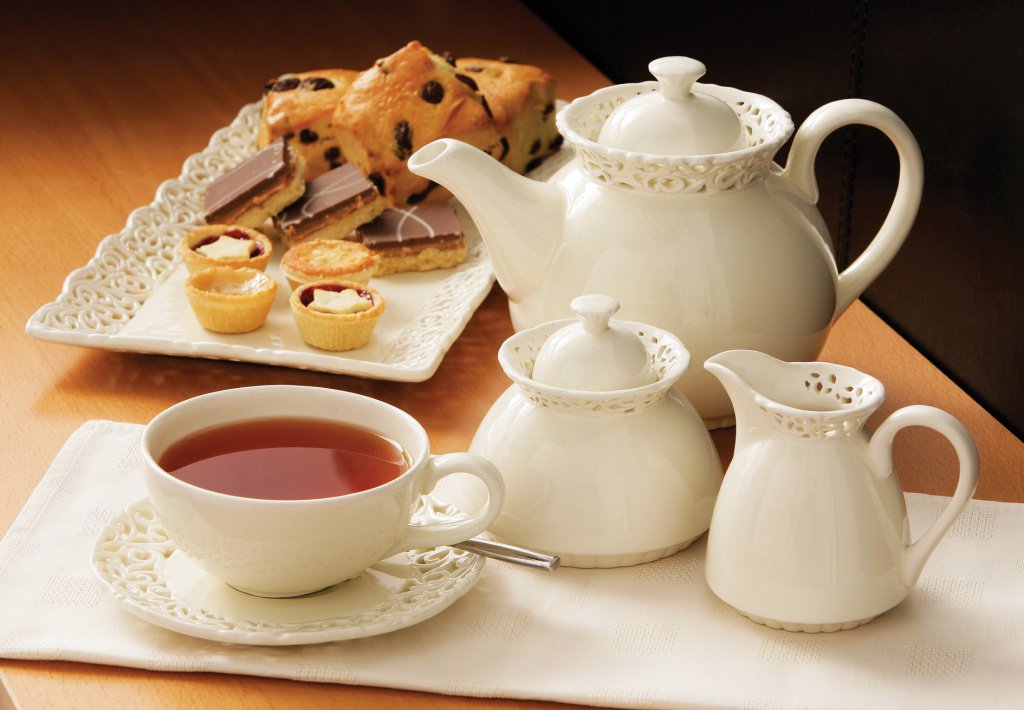 Традиционный английский чай. Пирожные, тарталетки и изящная посуда.
